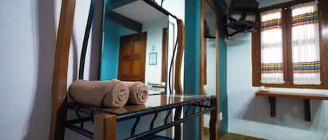 Habitación doble estándar, 1 cama matrimonial | Escritorio, espacio para trabajar con laptop y wifi gratis