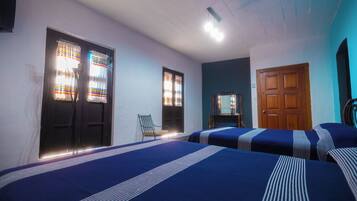 Habitación estándar, 2 camas matrimoniales | Escritorio, espacio para trabajar con laptop y wifi gratis