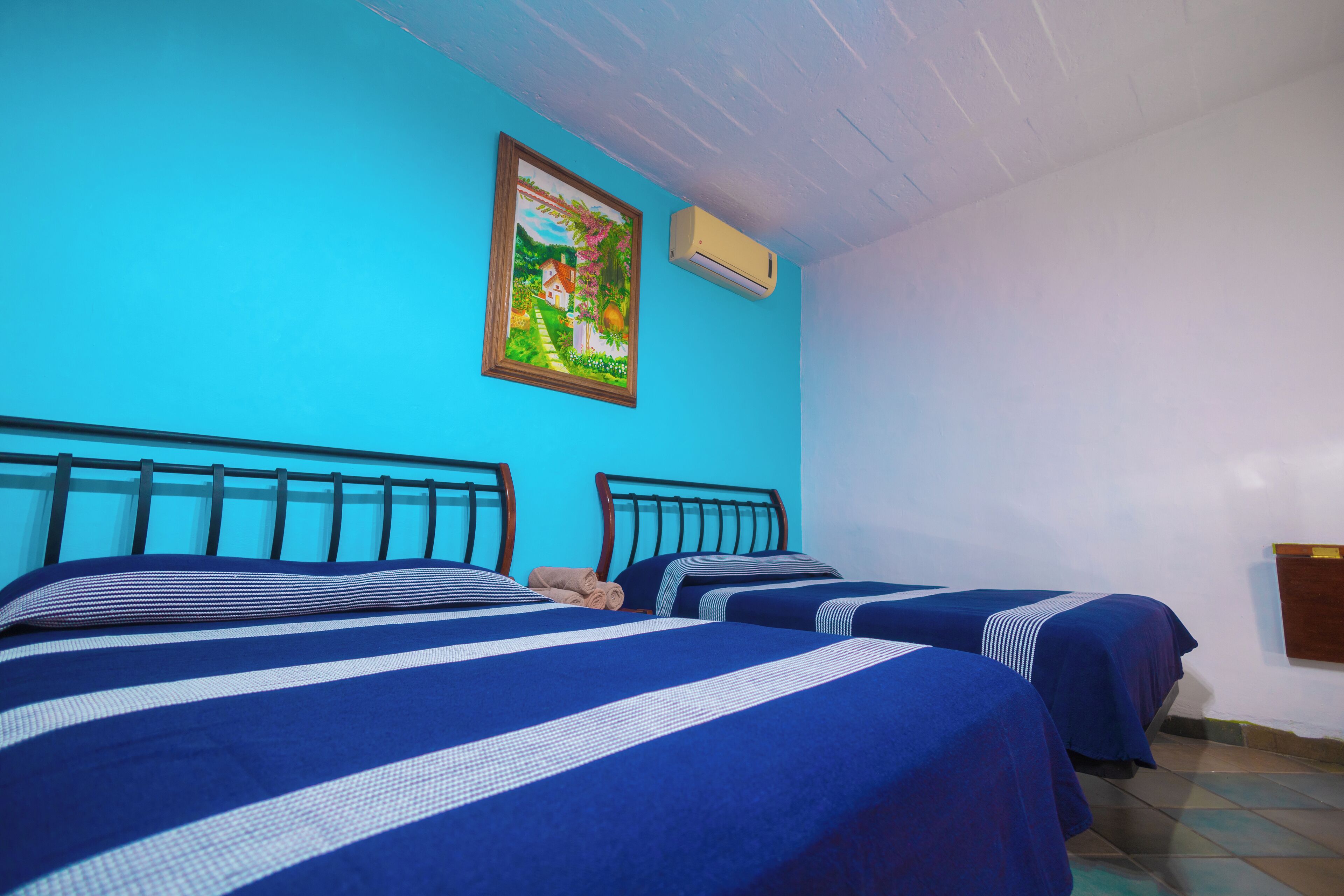 Habitación estándar, 2 camas matrimoniales | Escritorio, espacio para trabajar con laptop y wifi gratis 