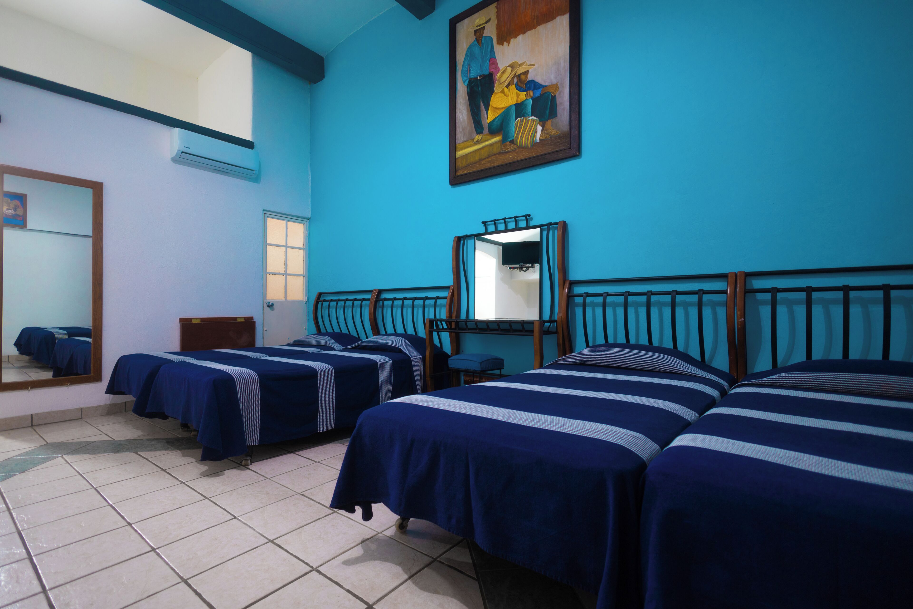 Habitación Deluxe, varias camas | Escritorio, espacio para trabajar con laptop y wifi gratis 