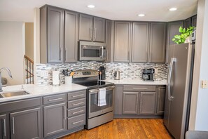 Réfrigérateur, four à micro-ondes, un four, surface de cuisson