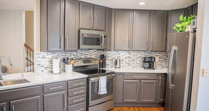 Modern 3 BR Family Retreat;10 min DIA; Pool