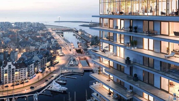 Un immeuble moderne à plusieurs étages, doté de balcons donnant sur une marina et offrant une vue sur le paysage urbain.