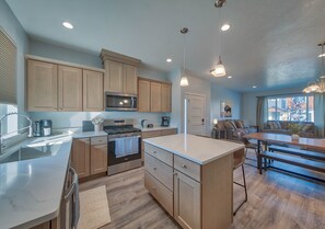 冷蔵庫、電子レンジ、オーブン、コンロ