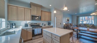 -:- Cowboy Casa -:- Modern New Construction - 3BR+ 
