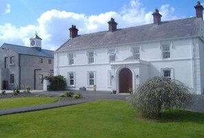 Cottage | Exterior - Double Room Ensuite Near Hillsborough Palaces (Craigavon)