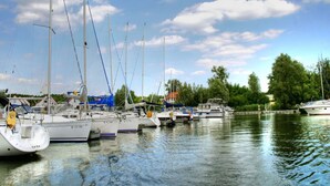 A marina with several sailboats docked. - Ferienwohnung im Ferienpark Mueritz (Rechlin)