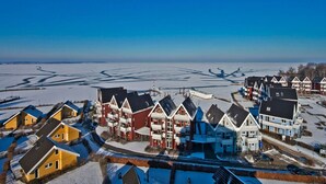 A residential area with houses and a clear view of the surrounding landscape. - Ferienwohnung im Ferienpark Mueritz (Rechlin)