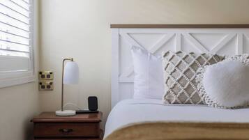 2 bedrooms, desk, iron/ironing board, WiFi
