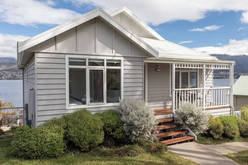 Derwent River Cottage Tranquil Waterfront Living