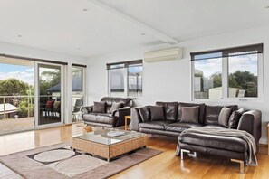 Books - Syrrah Serenity Beachfront Bliss at Opossum Bay (Opossum Bay)