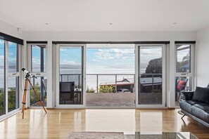 Books - Syrrah Serenity Beachfront Bliss at Opossum Bay (Opossum Bay)