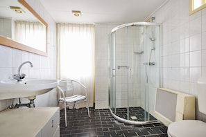 House | Bathroom - Cozy Holiday Home in a Lovely Environment (De Kiel)