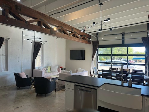 Historic 2 bedroom steps off downtown square