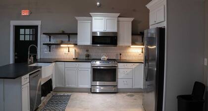Historic 2 bedroom steps off downtown square