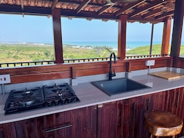 Quarto solteiro, vista para a praia | Cozinha privada | Geladeira, micro-ondas, fogão, talheres/pratos/utensílios de cozinha