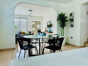 Dining - Azores Luxury Residence

 (Borinquen)