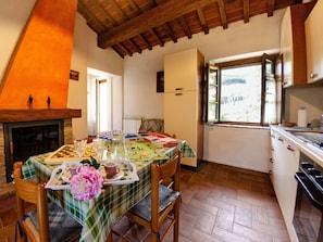 Cottage | Private kitchen - Spacious Cottage in Buti (Buti)