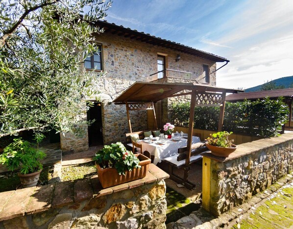 Exterior - Spacious Cottage in Buti (Buti)