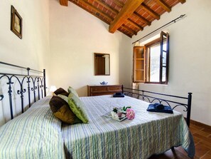 4 bedrooms, individually furnished, bed sheets - Spacious Cottage in Buti (Buti)
