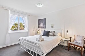 2 slaapkamers, een strijkplank/strijkijzer, reisbedje, wifi