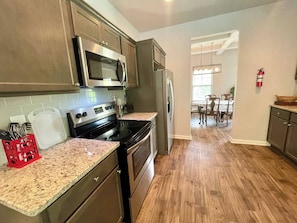Private kitchen - Spacious 4 BR (5 beds) 2.5 bath home in Newnan GA
 (Newnan)