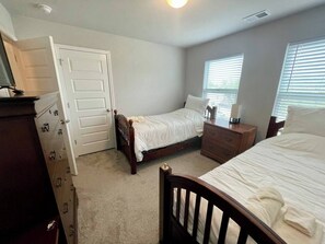 4 bedrooms, iron/ironing board, WiFi, bed sheets