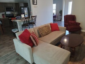 Living area - Spacious 4 BR (5 beds) 2.5 bath home in Newnan GA
 (Newnan)