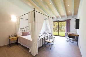 6 bedrooms, in-room safe, iron/ironing board, free WiFi