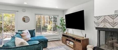 Fernseher, Kamin, Tischfußball