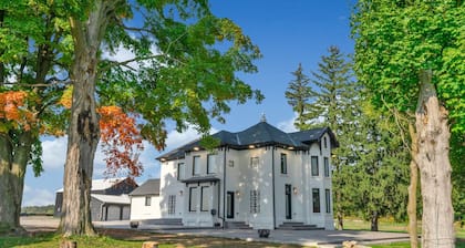 Scenic 10 Acre Farm House - Host Your Event Here