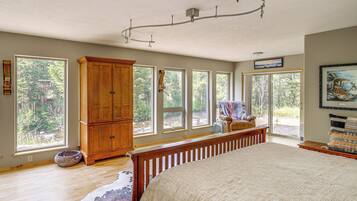 2 bedrooms, desk, iron/ironing board, Internet