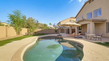 Een verwarmd zwembad