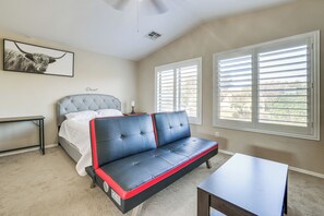 5 bedrooms, iron/ironing board, internet, bed sheets