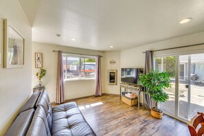 TV, foosball - 2 Mi to Old Town: House w/ Grill in Eureka! (Eureka)