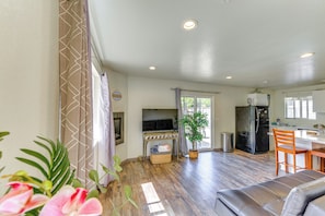 TV, table football - 2 Mi to Old Town: House w/ Grill in Eureka! (Eureka)