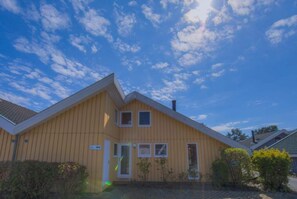 A single-story building with a gabled roof, a door, and a small window. - Ferienhaus im Skandinavischen Stil (Mirow)