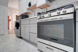 Réfrigérateur, micro-ondes, plaque de cuisson, lave-vaisselle