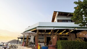 A beachfront restaurant with outdoor seating, a sign reading "Lagolera," and a view of the sea. - La Gotera (Los Roques)