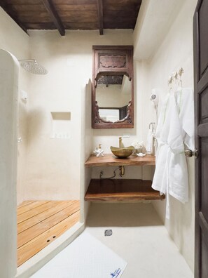 Deluxe Suite, Beach View | Bathroom | Shower, hair dryer, towels, soap - La Gotera (Los Roques)