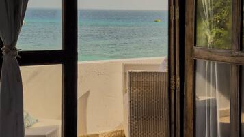 Suite Deluxe, vista a la playa | Caja de seguridad en la habitación, cortinas blackout y wifi gratis