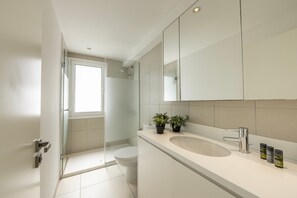 Dusj, hårføner og håndklær