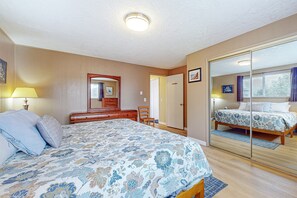 3 bedrooms, iron/ironing board, travel crib, internet