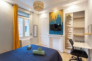 1 slaapkamer, een bureau, een strijkplank/strijkijzer, wifi