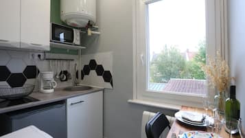 Een koelkast, een microgolfoven, een kookplaat
