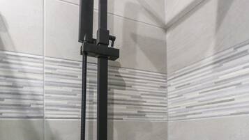 Een douche, een haardroger, handdoeken, zeep