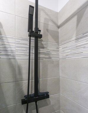 Een douche, een haardroger, handdoeken, zeep