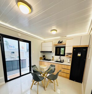 Réfrigérateur, micro-ondes, plaque de cuisson, bouilloire électrique