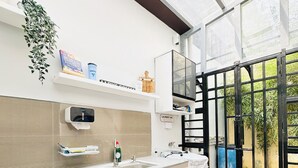 Een moderne keuken met een ingebouwde oven, een spoelbak en een groot raam.