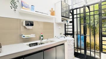 Réfrigérateur, micro-ondes, plaque de cuisson, bouilloire électrique